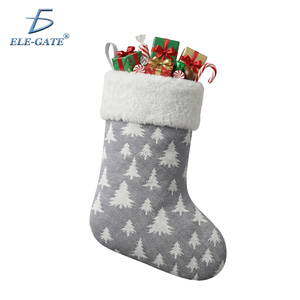 Chaussette de Noël grise de 43 cm avec motif de sapin blanc brodé, en tissu écossais, en forme de Père Noël - Product Image 5