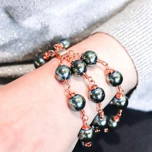 Pulsera de Hematita Verde con Cuentas y Alambre Envolvente con Cierre Magnético - Product Image 2