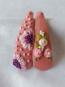 Pinzas para el Cabello Bordadas con Tela Base de Acetato Turquesa Personalizadas - Estilo Europeo y Americano, Ecológicas, Hechas a Mano con Materiales Reciclados - Product Image 2