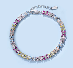 Pulsera de Fiesta con Corte Esmeralda Radiante y Colorido, Pulsera Floral de Moissanita, Diamante y Zafiro en Oro Blanco - Product Image 2