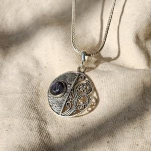 Colgante de plata de estilo religioso con abalorio de filigrana ligero de piedras preciosas redondas de zafiro para amantes - Product Image 4