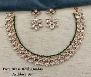 Ensemble de collier Kundan de qualité supérieure pour les femmes idéal pour la fête porter une paire de collier de luxe minimal avec une tenue ethnique et occidentale - Product Image 1