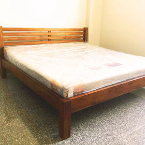 Cadre de lit en bois massif, mobilier de luxe avec pied de lit, taille King, fabrication artisanale, chambre à coucher, design haut de gamme, qualité supérieure. - Product Image 1