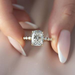 Bague de fiançailles solitaire Moissanite élégante de 8x10mm avec design moderne invisible et bande de pavé à 3 voies - Product Image 1