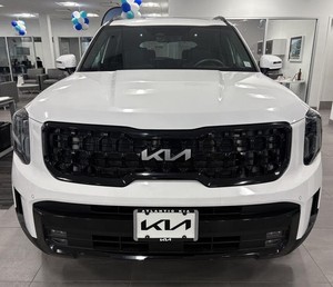 Clean White 2025 Kia Telluride SX-Prestige X-Pro AWD Usado con asientos de cuero Sistema de navegación Asientos de tercera fila Asientos calefactables - Product Image 1