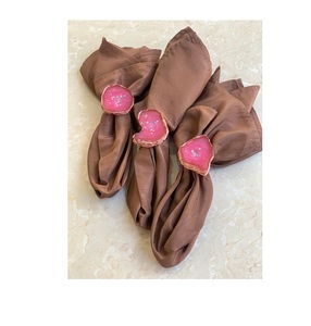 Servilleteros de resina de larga duración para bodas, eventos y fiestas con encanto artístico tradicional y aspecto elegante - Product Image 1