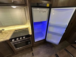 Camping-car Coachmen RV Prism Elite Premium 24EF 2019 avec plan de configuration optimisé, alimentation intégrée et espace de préparation, design moderne et garantie - Product Image 4