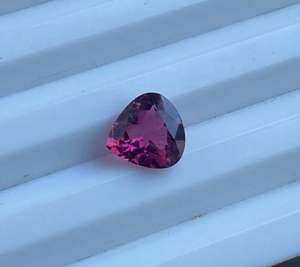 Piedra Preciosa de Turmalina Rosa Natural en Forma de Corazón - Product Image 1