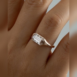 Anillo de Diamantes Baguette de Oro de 10K, 14K y 18K, Plata y Platino, Estilo Sello, Joyería de Compromiso de Lujo, Proveedor Mayorista - Product Image 5