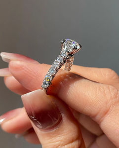 Maravilloso anillo de compromiso solitario de corte redondo de oro blanco macizo de 10 quilates de 3 quilates con acentos de moissanita para mujer - Product Image 4