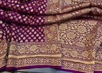 Saree India dengan hiasan Gotapatti pada pinggiran C-pallu yang serasi dengan motifnya sangat cantik untuk pesta pernikahan.