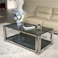 Table basse rectangulaire de luxe moderne haut de gamme en acier inoxydable avec pieds dorés et plateau en verre trempé, taille standard pour salon