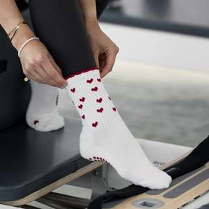 Chaussettes de yoga antidérapantes en jacquard avec logo en forme de cœur, avec bordure à volants, chaussettes de pilates antidérapantes pour la danse, les femmes et les sports - Product Image 4