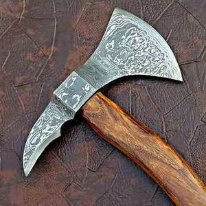 Hache en acier à motif artisanal personnalisé, outil d'extérieur avec manche en bois naturel pour le camping, le bushcraft, l'aventure et l'utilité - Product Image 5