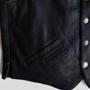 Chaleco de cuero con cuello en V 100% de calidad superior para hombre nuevo estilo al por mayor estilo occidental con decoración de botones montar en moto de invierno - Product Image 5