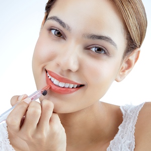 Práctico Bálsamo Labial Brillante Color Coral que Mejora la Complexión con Sensación Refrescante y Tapa Automática para el Cuidado Diario - Product Image 2