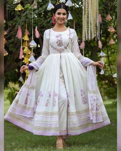 Blanco Anarkali Simple y de tendencia Georgette Full Flair y traje de pantalón de manga y Dupatta Beautiful Color Casual Wear - Product Image 4