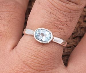 Vente en gros Dainty Minimalist S925 Sterling Silver Unisex Solitaire Ring Light Blue Gemstone Lunette Setting Classic Wedding Party - Product Image 4