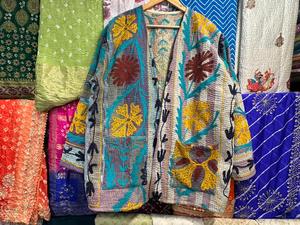 Chaqueta Kantha Vintage Bordada a Mano India de Nueva Llegada: Abrigo de Algodón Suzani Estilo Boho - Product Image 6