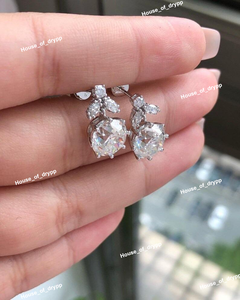 Deslumbrantes Pendientes de Moissanita Redondos con Incrustaciones de Corte Marquesa en un Acabado en Rodio para Mujer - Product Image 2