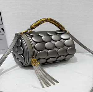 Sac cylindrique métallique futuriste avec des détails de rivets circulaires et une poignée de style bambou doré. # vente en gros - Product Image 1