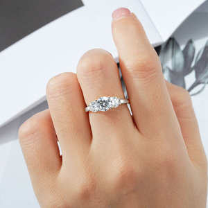 Anillo de Compromiso y Matrimonio de Moissanita de Color D VVS de 6.5mm y 5mm, Plata de Ley 925, Tres Piedras, Bandas Clásicas, Corte Brillante para Mujer - Product Image 6