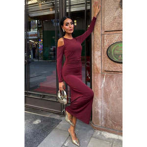 Vestido de Satén Drapeado 2912, Cómodo, con Escote Bajo y Accesorios en los Hombros, Cintura Natural - Product Image 4