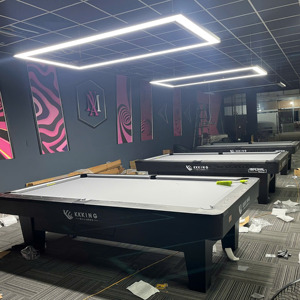 Table de billard de luxe avec détails artistiques, contrôle de balle lisse et accessoires haut de gamme - Product Image 1