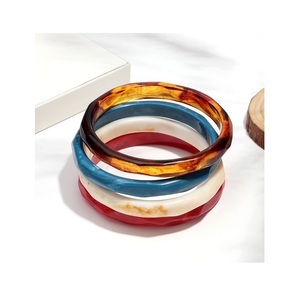 Bracelets en résine faits main pour femmes, finition haute brillance, ajustement confortable, bijoux tendance, imperméables, couleurs personnalisées pour les femmes modernes - Product Image 1