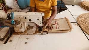 Bolso de mano de arpillera de playa personalizado, bandolera con asa de cuero, bolso de compras promocional, bolso de yute, Impresión de logotipo de tamaño personalizado - Product Image 6