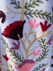 Chaqueta Corta Boho Blanca, Bordada con Diseño Floral Suzani, 100% Algodón, Antiarrugas, Transpirable y Resistente al Viento - Product Image 3