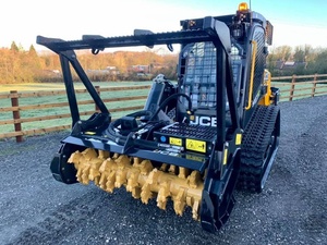 Chargeuse compacte JCB 325T Forestmaster avec broyeur forestier, débroussailleuse et grappin pour le défrichement et les travaux agricoles - Product Image 1
