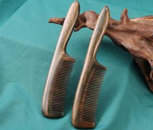 Peine de Madera Pulida Ecológico de Primera Calidad, Diseño Tradicional Hecho a Mano para Uso Doméstico - Product Image 3