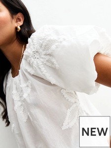 Top bordado de ganchillo floral blanco de algodón de gran oferta para un estilo de verano sin esfuerzo disponible a granel desde la India - Product Image 2