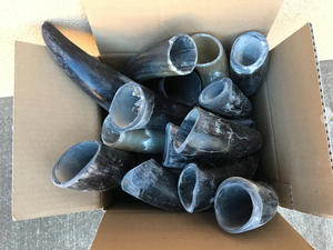 Copa decorativa de cuerno vikingo para beber, copa de hidromiel medieval hecha a mano para ferias renacentistas, festivales, fiesta al por mayor a granel - Product Image 2