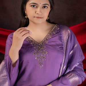 Conjunto de Kurti bordado de primera calidad en tela romana de viscosa con dupatta floral de trabajo de cuello delicado y ajuste elegante - Product Image 5