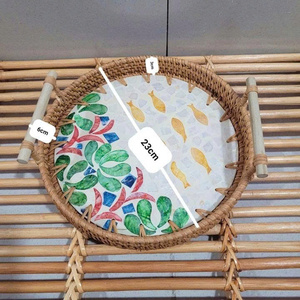 Plateau en rotin naturel tissé à la main avec incrustations de coquillages et de perles pour le rangement, le service et la décoration - Product Image 4