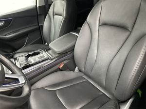 SUV A - Q7 quattro Premium Plus 55 TFSI 2024 Gris Metálico Samurai, Usado en Excelentes Condiciones y a un Precio Accesible, con Asientos de Cuero y Techo Corredizo - Product Image 3