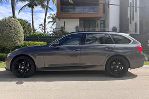 BMW 330i xDrive Sports Wagon 2017 d'occasion en excellent état, sans réserve, moteur turbo 4 cylindres, transmission intégrale, très bien équipée, provenance climat chaud - Product Image 3