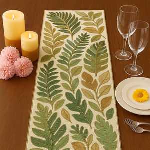 นักวิ่งโต๊ะลูกปัดทำมือดีไซน์ใบไม้สีเขียวและสีทองบนพื้นหลังสีครีม - Product Image 1