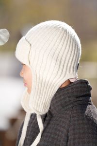 Gorro de Invierno Orgánico Blanco con Orejeras, Unisex, Ajustable, de Punto Plano, Marca MONECO - Product Image 5