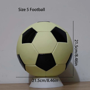 Ballon de football en PU noir qui brille dans le noir, taille 5, ballon de football lumineux avec logo de valve d'air réfléchissant, style en gros, Sialkot - Product Image 3