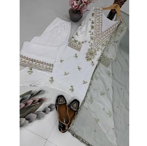 Fournisseur en gros de robes Anarkali en soie naturelle brodée moderne, à séchage rapide, longueur au sol, coupe ample, avec dupatta pour les fêtes, les mariages, Diwali - Product Image 2