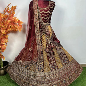 Lehenga nuptiale royale exclusive avec travail Jarkan lourd Double Dupatta Multi Color 12 Kali Design Flair pour les mariages traditionnels - Product Image 1