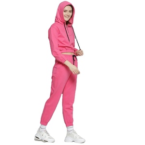 Sudadera con capucha de dos piezas con logotipo personalizado para mujer, conjunto de chándal con patrón sólido y pantalones cortos para invierno - Product Image 1