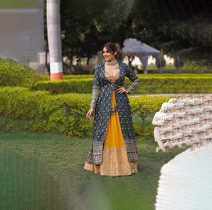 Robe indienne Lehenga Choli et Koti pour mariage et maison Ladies Lehenga Choli Disponible au prix de gros - Product Image 4