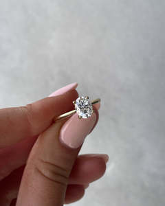 Anillos de compromiso de 4 garras delicados hechos a mano de oro amarillo sólido de 18 quilates certificado, bodas ovaladas de diamantes cultivados en laboratorio genuino - Product Image 4