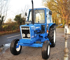Tracteurs Ford de qualité conçus pour les travaux agricoles exigeants, commandez dès maintenant pour une livraison rapide directement sur votre ferme - Product Image 1
