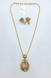 Elegante collar con colgante Kundan con piedras verdes y pendientes a juego Ideal para festivales, bodas y funciones especiales - Product Image 6