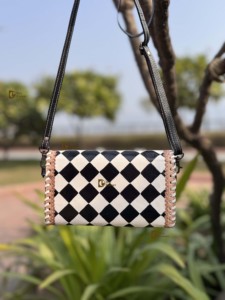 Nouvel arrivage pochette en cuir usiné à la main étui de téléphone élégant en cuir véritable motif à carreaux noirs multi-usages portefeuilles pour femmes - Product Image 2